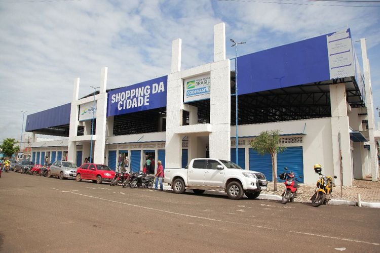 Comerciante denuncia prefeitura na polícia por desocupação de box no Shopping da Cidade