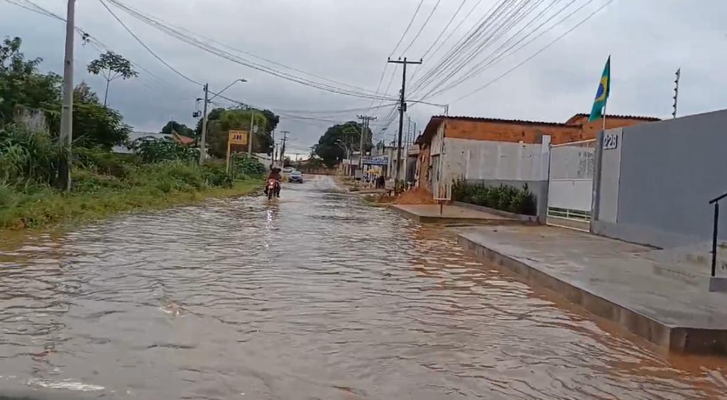 Avenida São Sebastião alagada nesta segunda-feira (18)