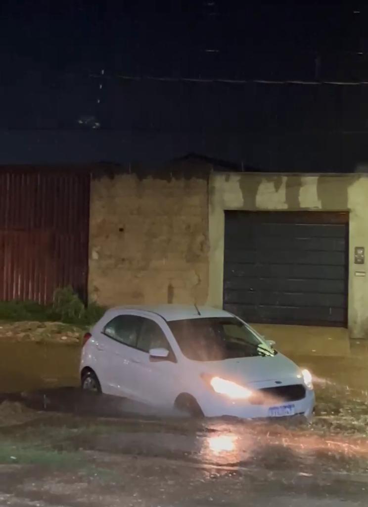 Trânsito prejudicado por causa dos alagamentos em Imperatriz