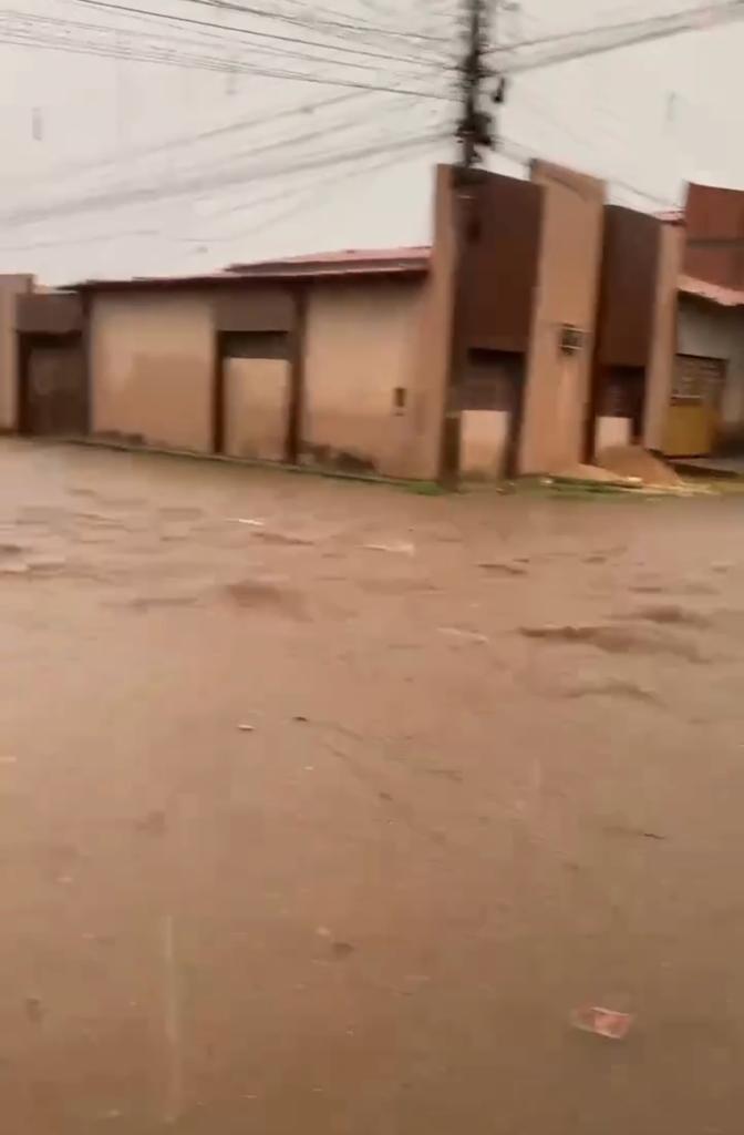 Dia de caos em Imperatriz por causa da falta de infraestrutura que piora com os alagamentos