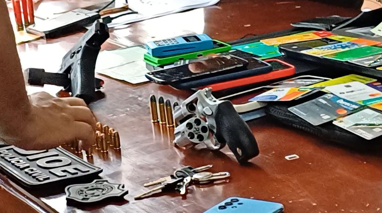 Também houve apreensões de armas, cartões e máquinas de cartão