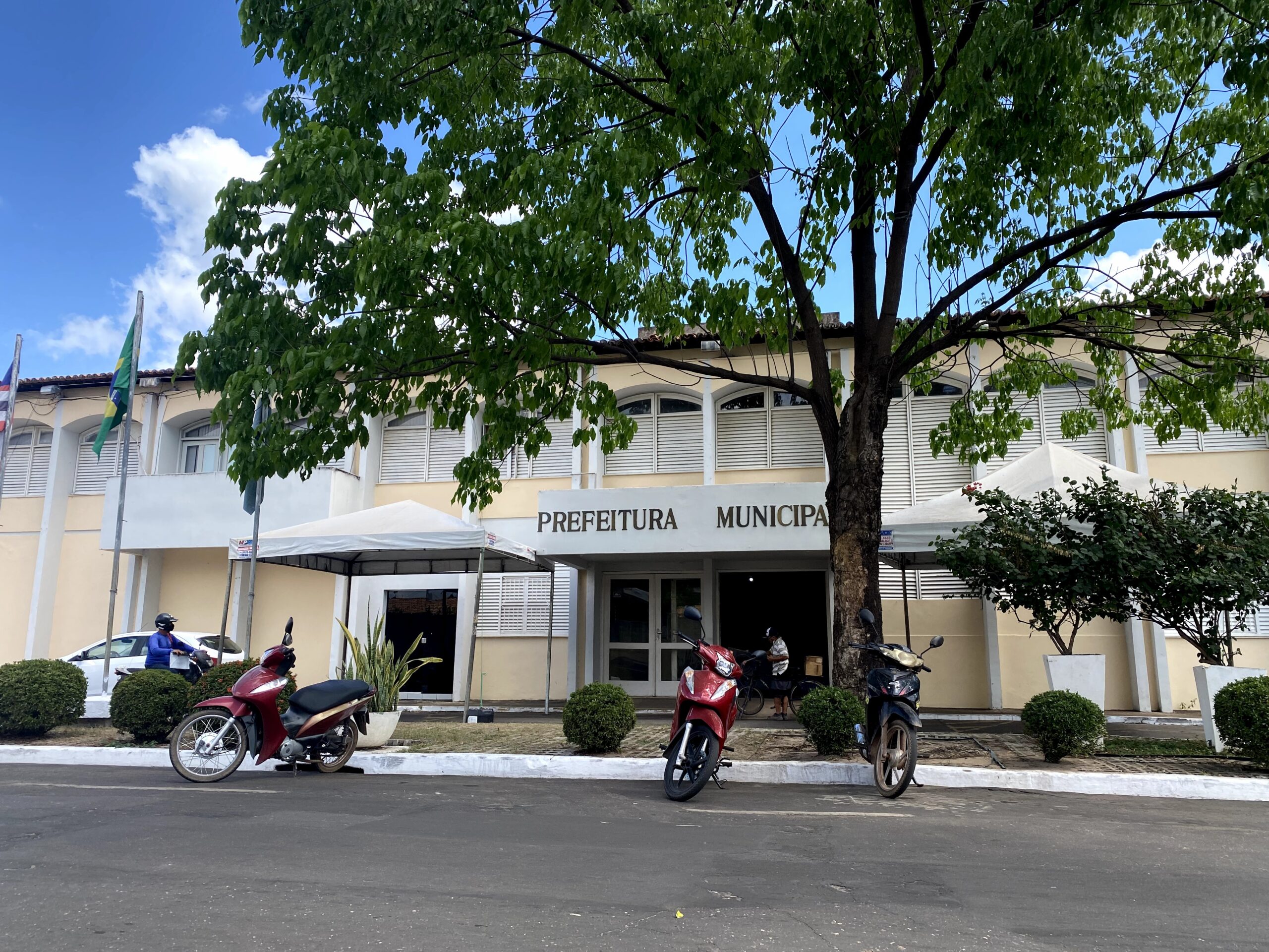 Justiça manda afastar advogados do prefeito Assis que também ocupam cargos na prefeitura