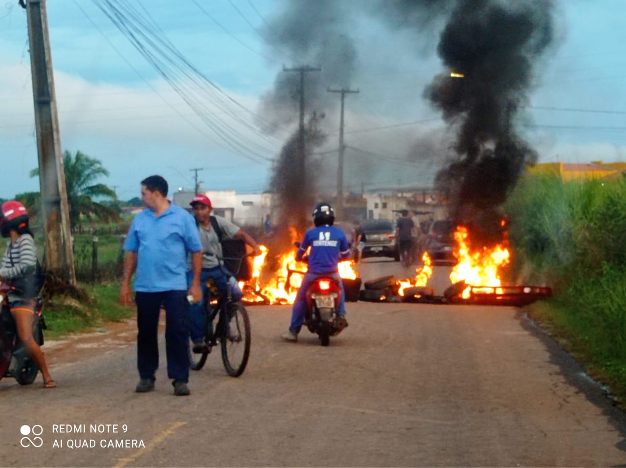 Moradores interditam acesso ao bairro Sebastião Régis para cobrar infraestrutura em Imperatriz