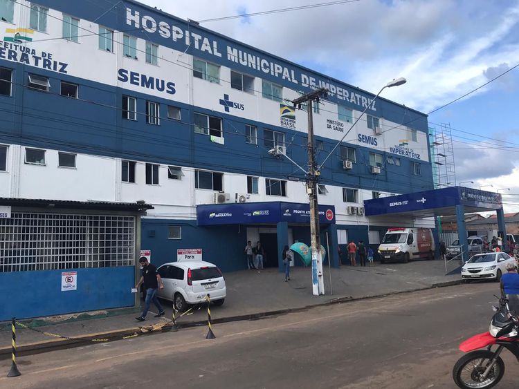 Funcionários de empresa terceirizada da limpeza do Socorrão e Socorrinho fazem manifestação por salários