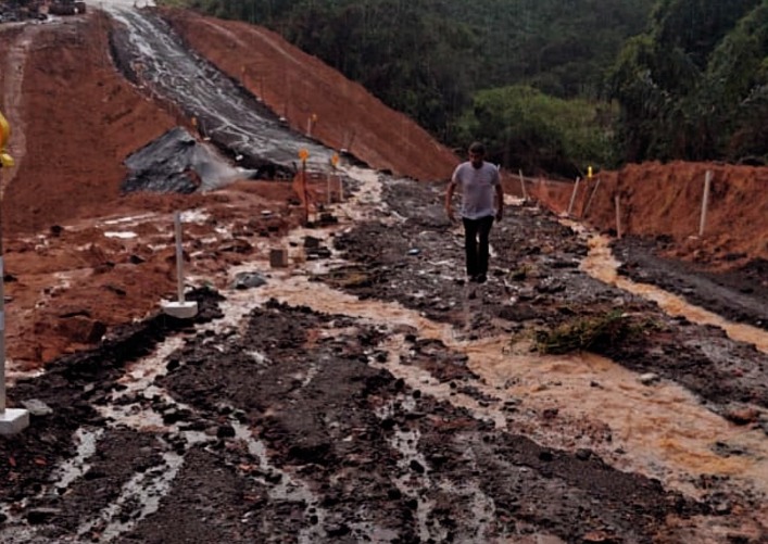 Trabalho não deu certo: pista improvisada não resiste às chuvas e trânsito está interrompido na BR 222