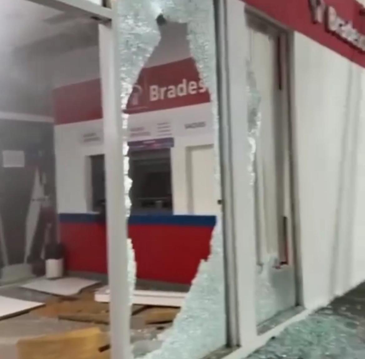 Bandidos invadem São João do Paraíso, fazem reféns e assaltam banco