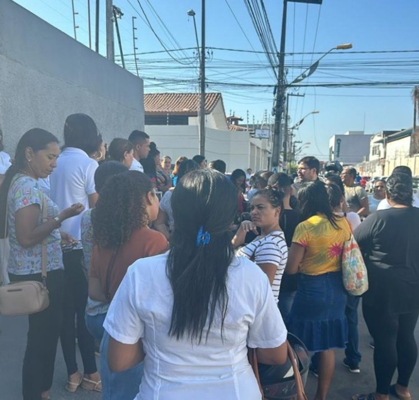 Servidores da educação cobram pagamento de salários em Imperatriz