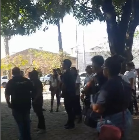 Servidores da educação começam mais uma semana cobrando pagamento de salários