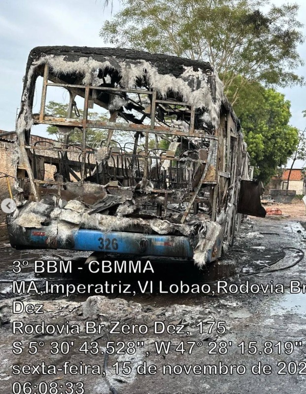 Ônibus pegam fogo na garagem da empresa em Imperatriz